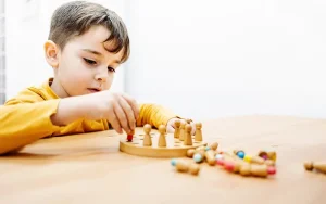 درمان علائم خاص اوتیسم یا ADHD می تواند به کودکان کمک کند، حتی بدون تشخیص